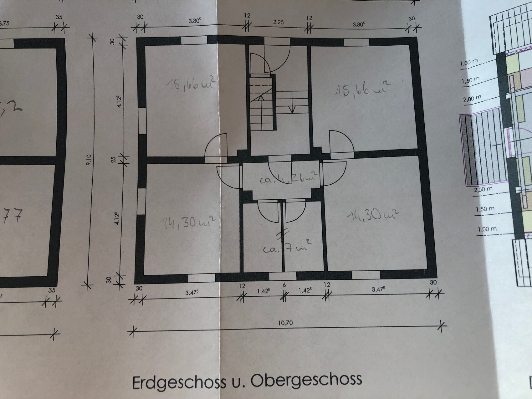 Ground plan of a building with a central staircase and four rooms around a corridor (ground and upper floor)