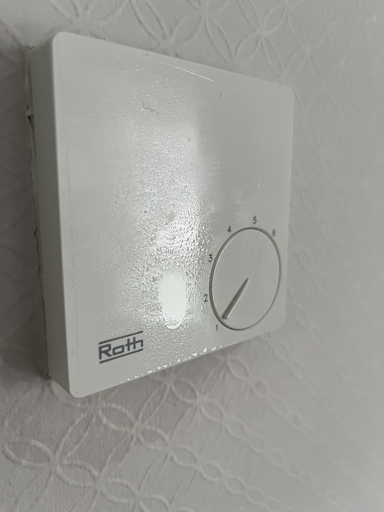 White wall thermostat with round knob, scale 1–6, Roth logo