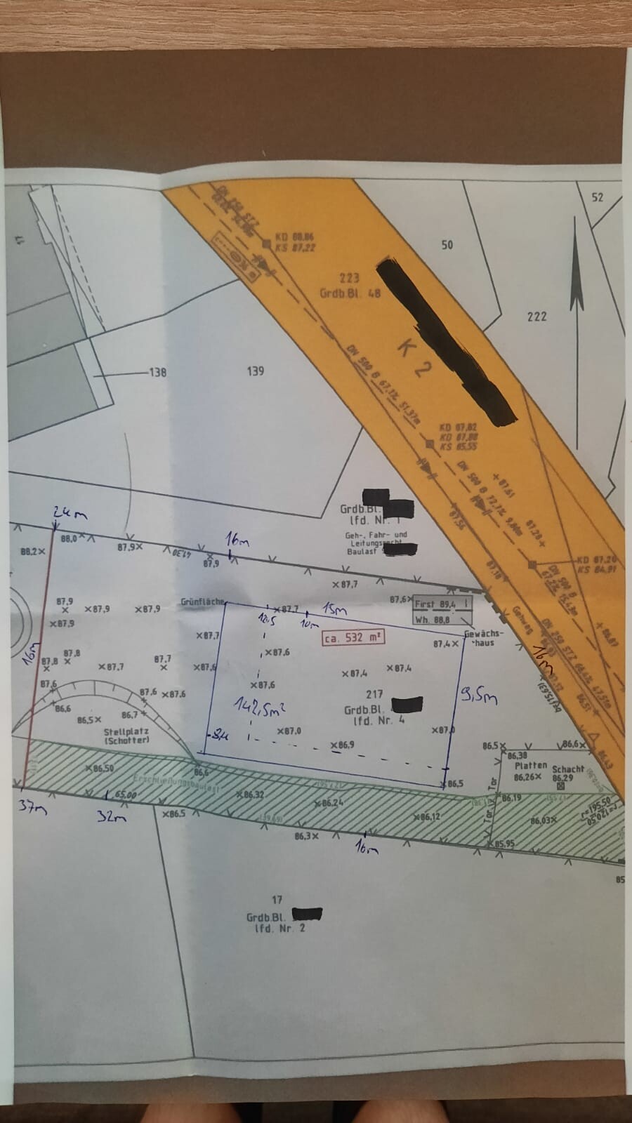Lageplan: diagonale orange Markierung über Grundstücksbereich; blau umrissene Parzelle ca. 532 m².