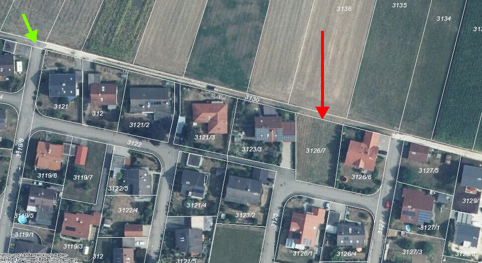 Luftbild eines Wohngebiets mit Parzellen, Straßen und Gebäuden.
