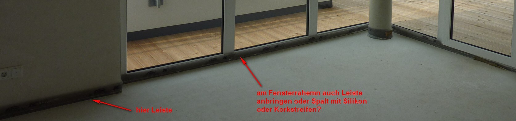 Innenraum Baustelle mit großen Fensterfronten, unfertige Boden- und Leistenarbeiten