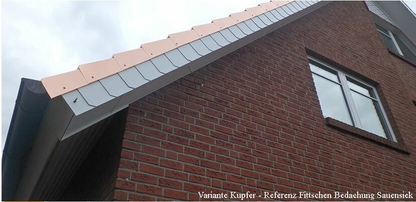 Außenansicht eines roten Backsteinhauses mit schrägem Dach und Kupferverkleidung am Dachrand.