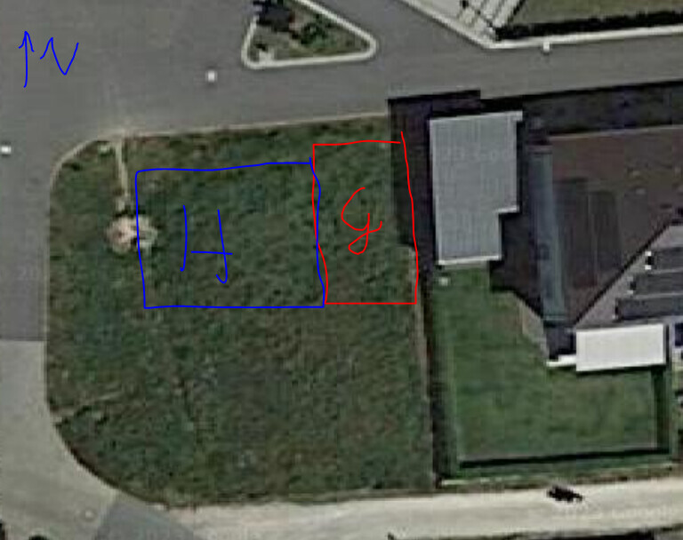Aerial photo of a plot with garden areas and red/blue marked sections.