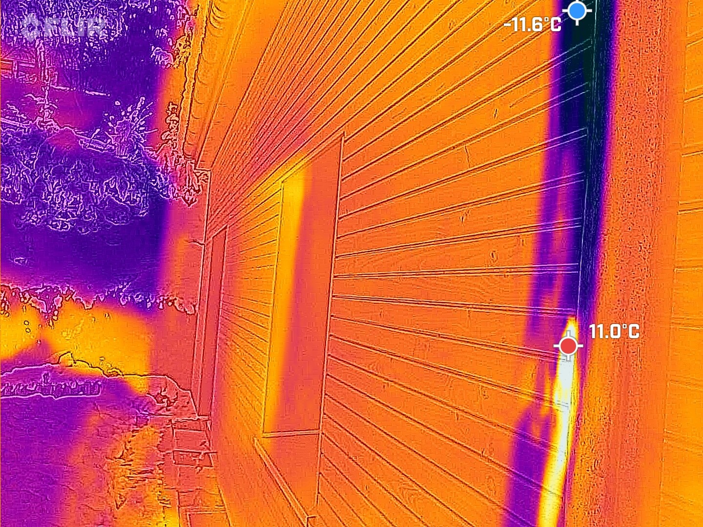 Thermography of a house with door on the wall; left side cold, right side warm, temperature readings.