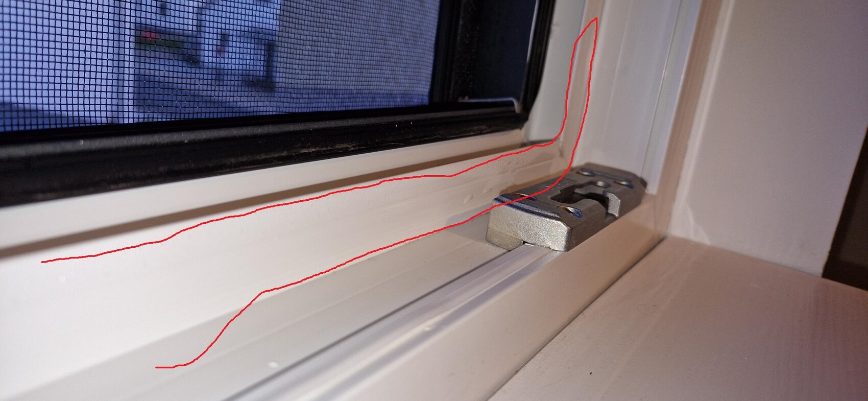 Weißer Fensterrahmen mit Netzfenster; rote Linien zeigen Riss am unteren Rand und am Schlossbereich.