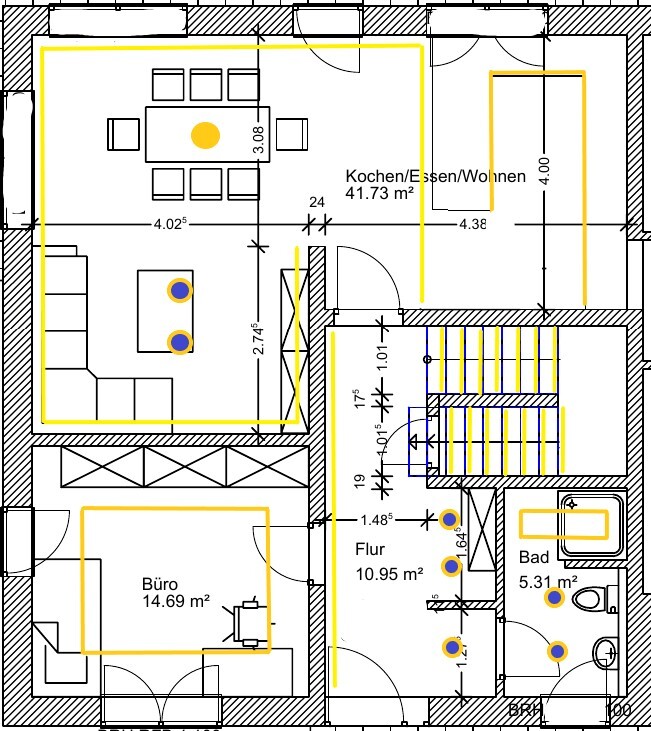 Grundriss: Kochen/Essen/Wohnen, Büro, Flur, Bad; gelbe Linien markieren Räume.