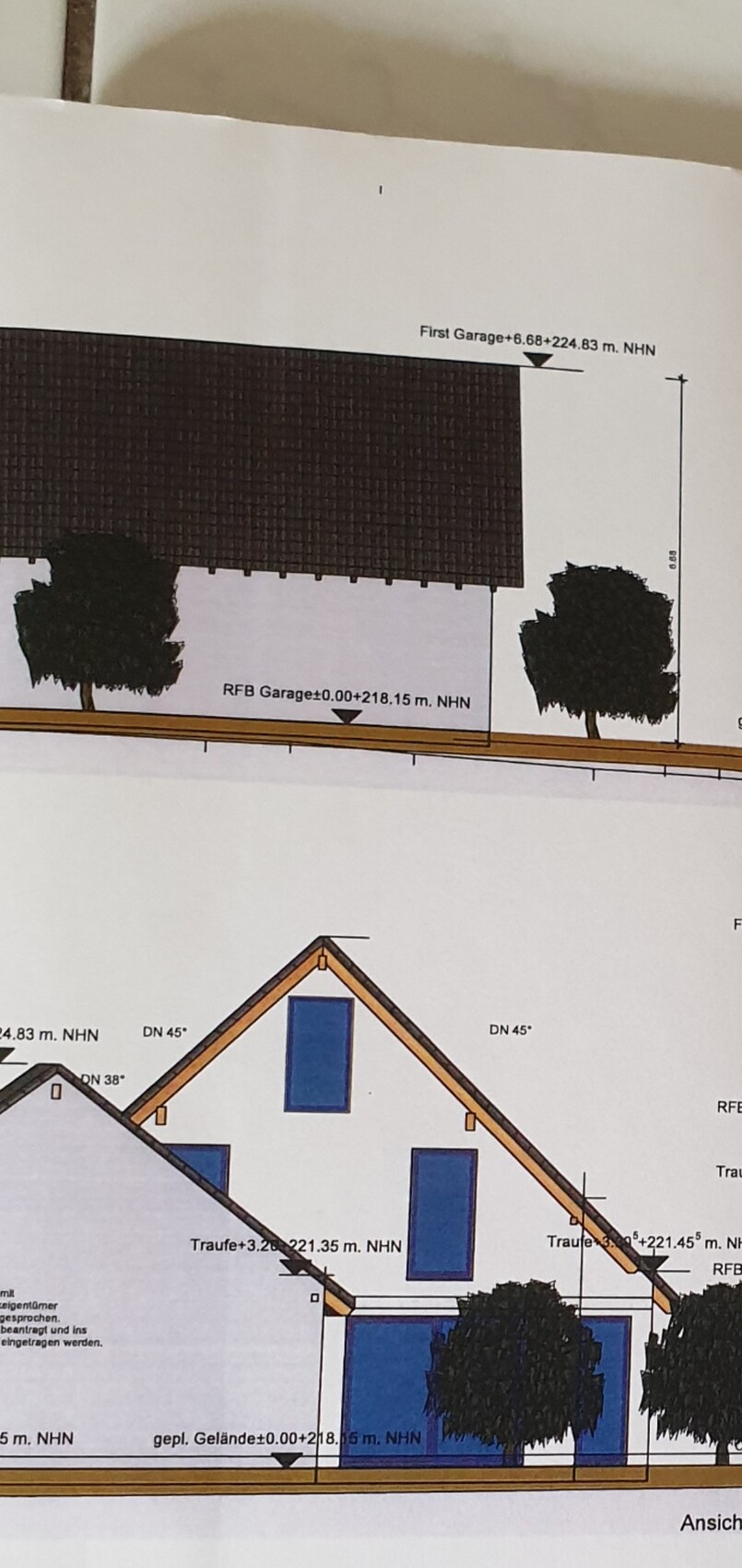 Architekturplan eines Hauses mit Satteldach, blauen Fenstern und Bäumen.