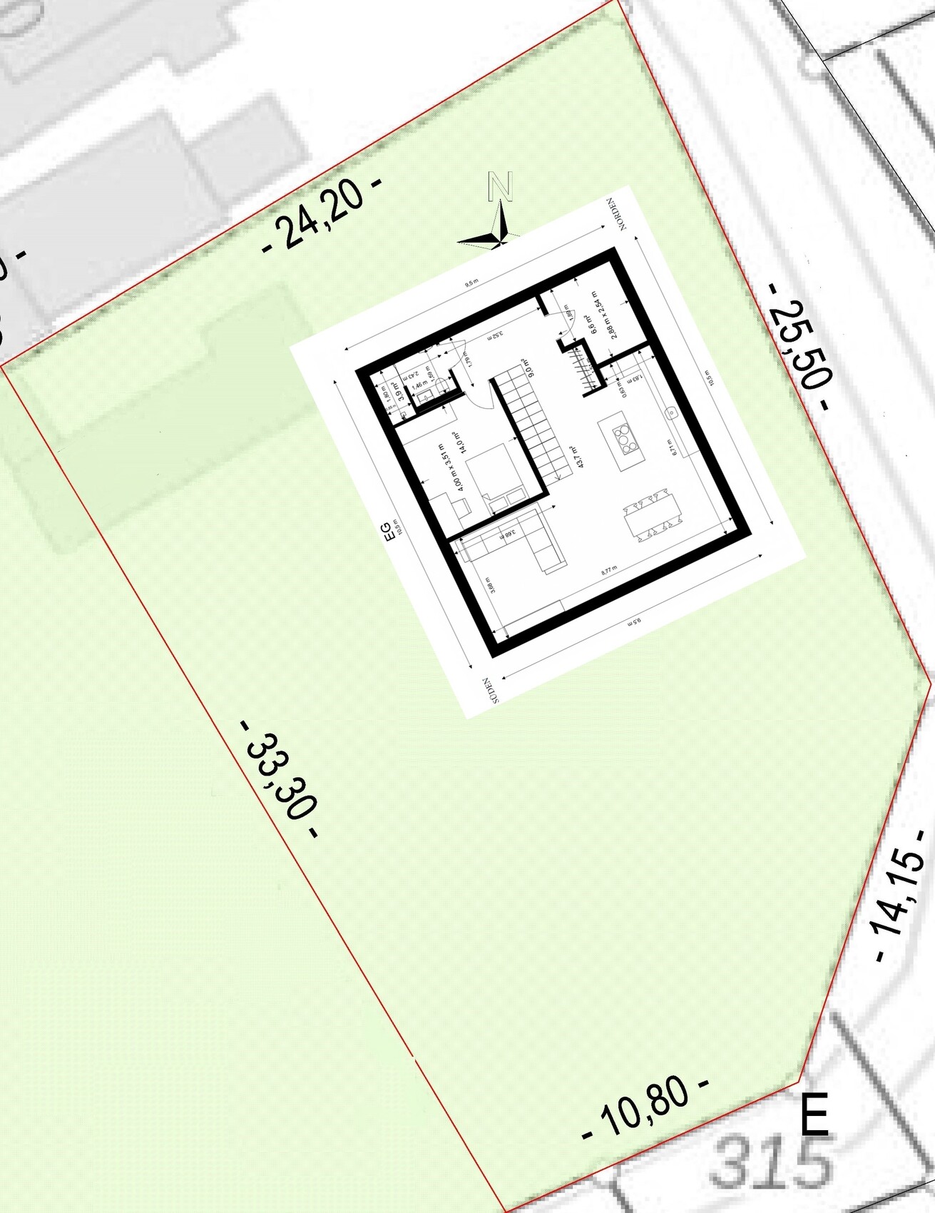 Grundstücksplan mit roter Umrandung, Gebäude im Zentrum, grün hinterlegt, Norden oben, Maße sichtbar