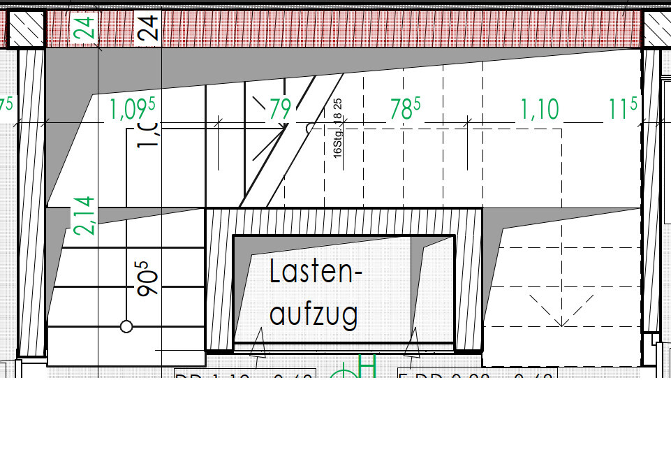 Grundriss-Skizze mit Lastenaufzug in der Mitte, Maße und Linien.