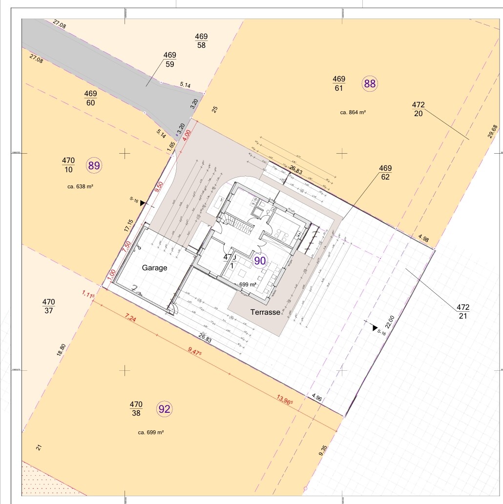 Draufsicht eines Baugrundrisses: Haus mit Terrasse und Garage, umliegende Parzellen und Maßangaben.