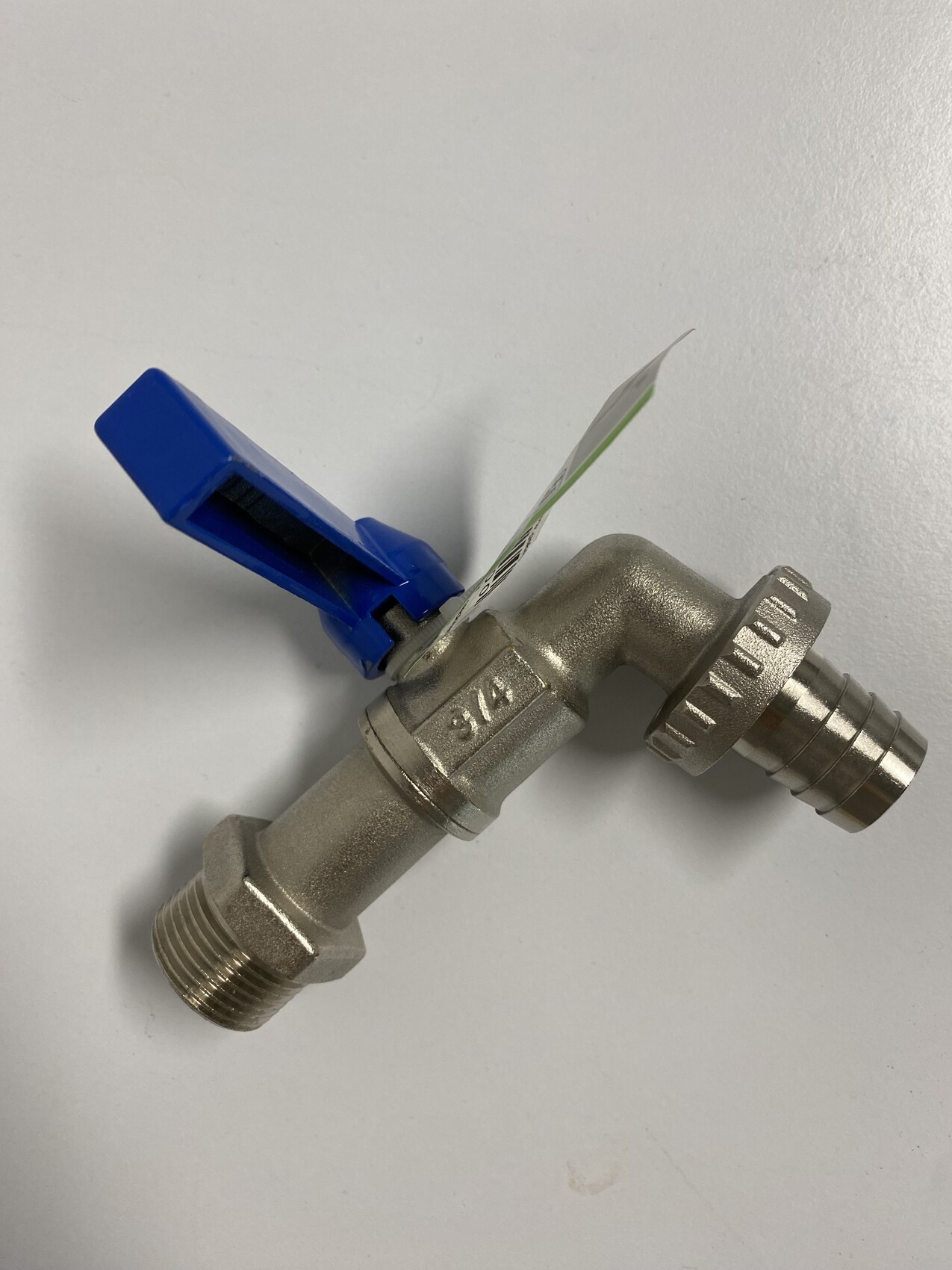 Metall-Eckventil mit blauem Hebel; links Gewinde, rechts Schlauchanschluss.