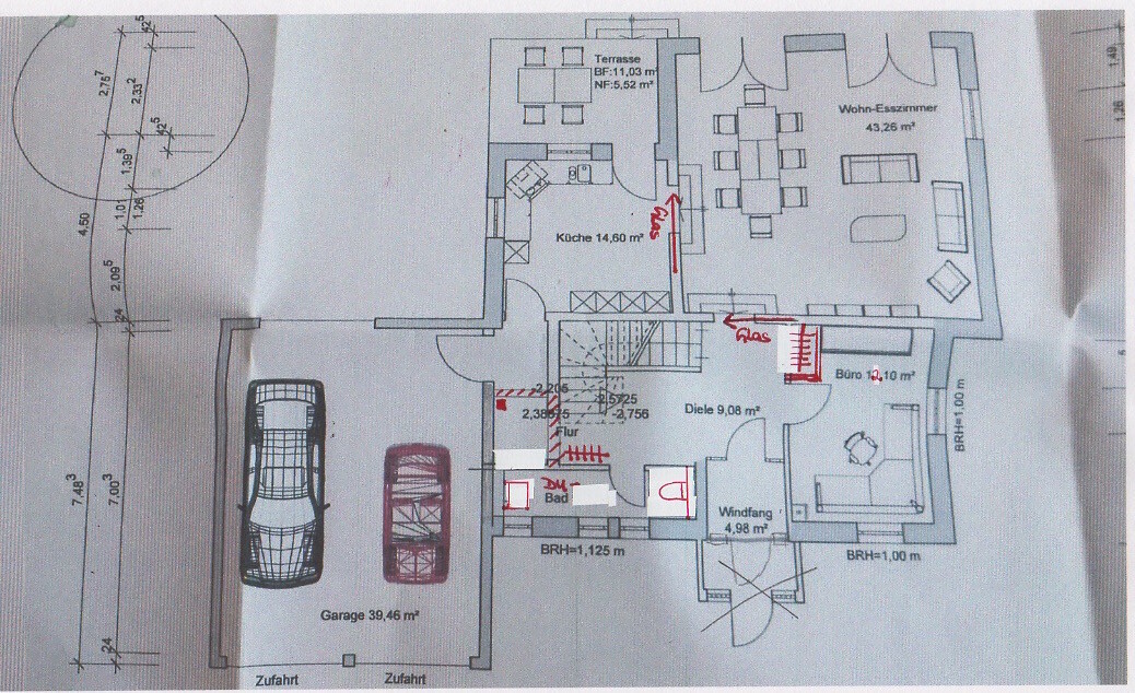Grundriss eines Einfamilienhauses mit Küche, Wohn-Esszimmer, Diele, Büro, Bad, Terrasse und Garage