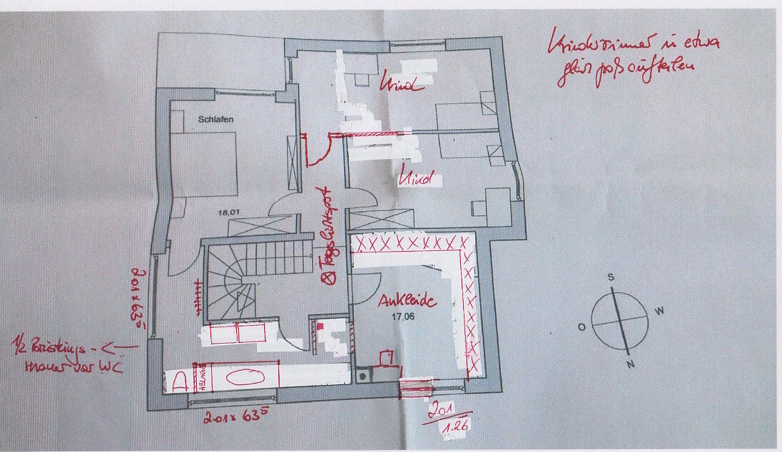 Grundriss eines Hauses mit Schlafzimmer, Ankleide, Treppe; rote Notizen.