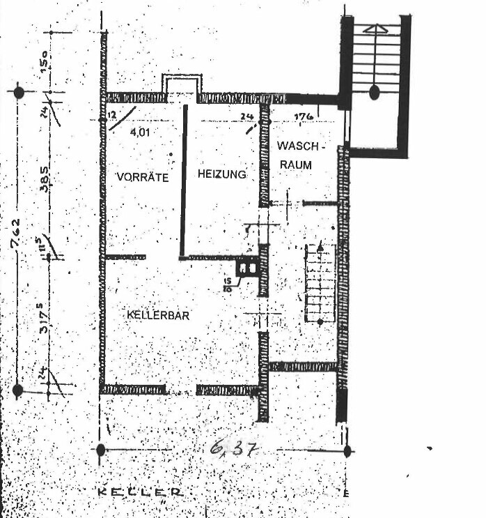 Grundriss eines Kellergeschosses mit Vorräten, Heizung, Waschkraum, Kellerbar und Treppe
