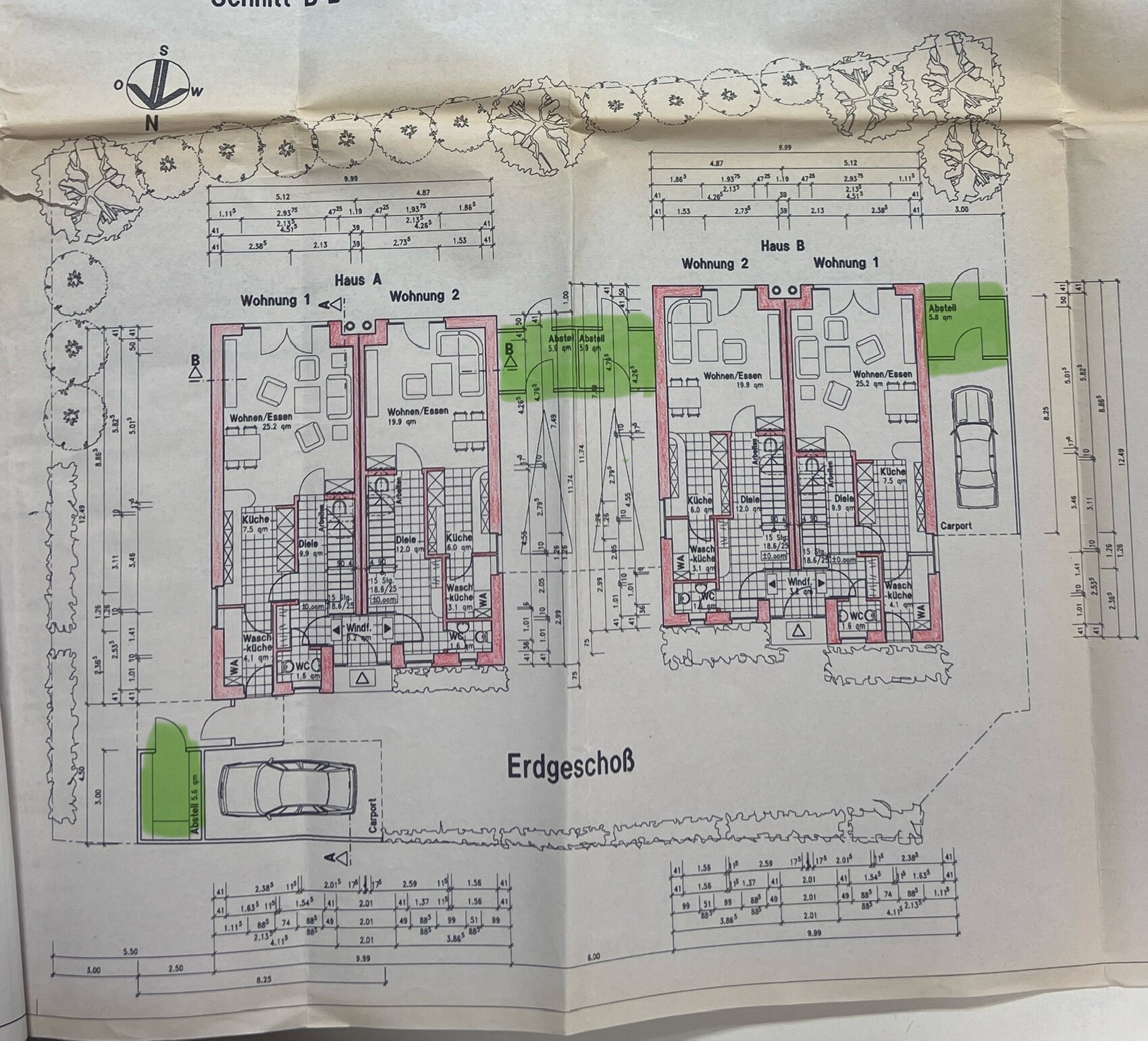 Grundrissplan eines Wohnkomplexes mit zwei Häusern, Erdgeschoss, Wohnungen, Garten, Carport.