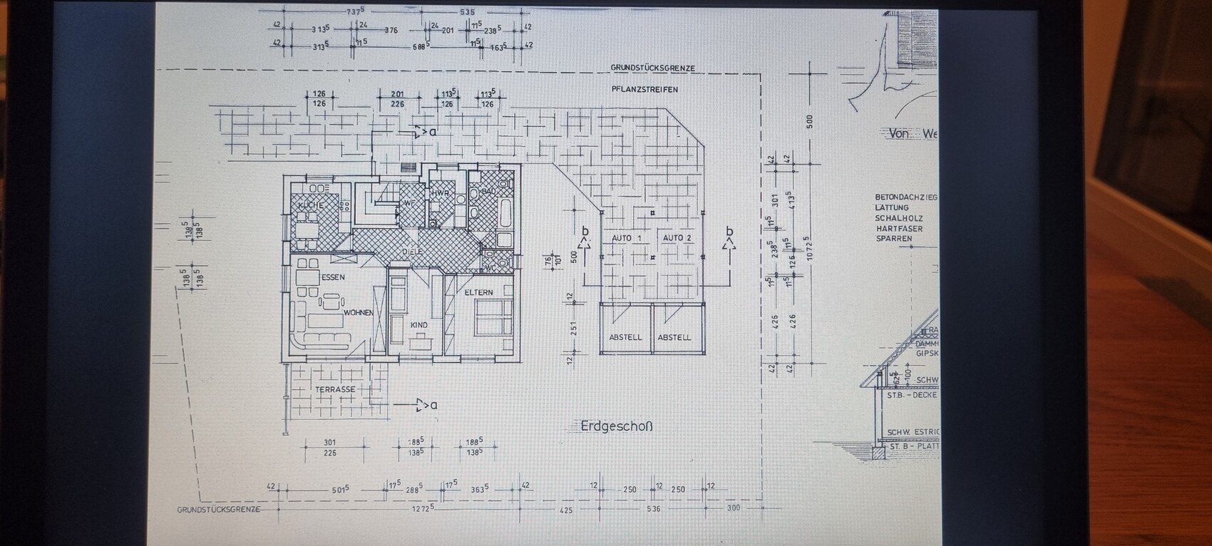 Ground floor plan of a house with kitchen, living, dining, parents, child, terrace and two garages