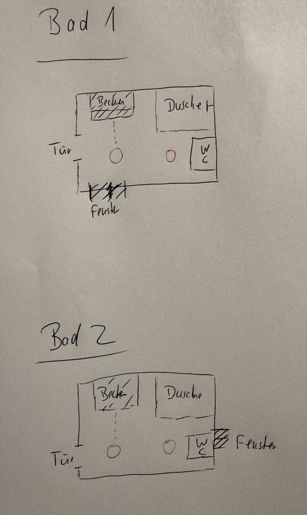 Zwei Bad-Grundrisse (Bad 1/Bad 2): Becken links, Dusche rechts, WC rechts unten, Tür links, Fenster.