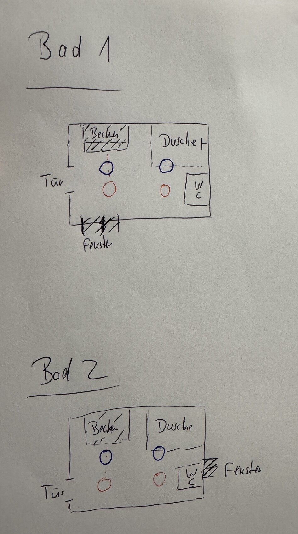 Skizze zweier Badezimmerpläne: Bad 1 und Bad 2 mit Waschbecken, Dusche, WC, Tür und Fenster.