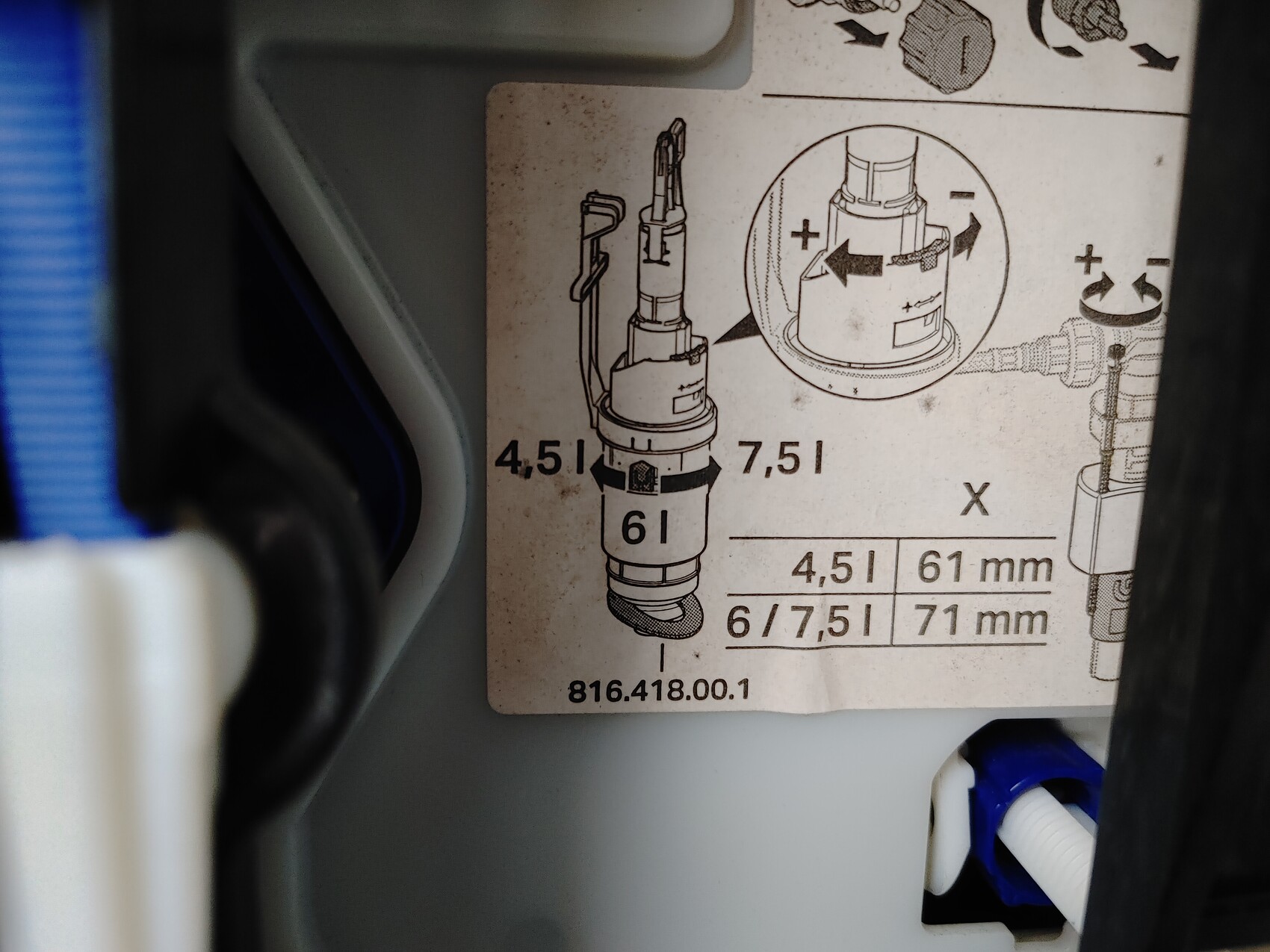 Device illustration with volume settings (4.5 l/7.5 l) and installation sketch.