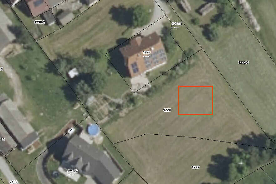 Lageplan eines Baugrundstücks mit Grundstücksgrenzen und roter Bauplatzmarkierung