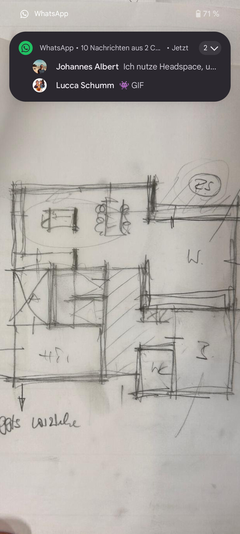 Handgezeichneter Grundriss eines Apartments mit mehreren Zimmern, Türen und Fluren.