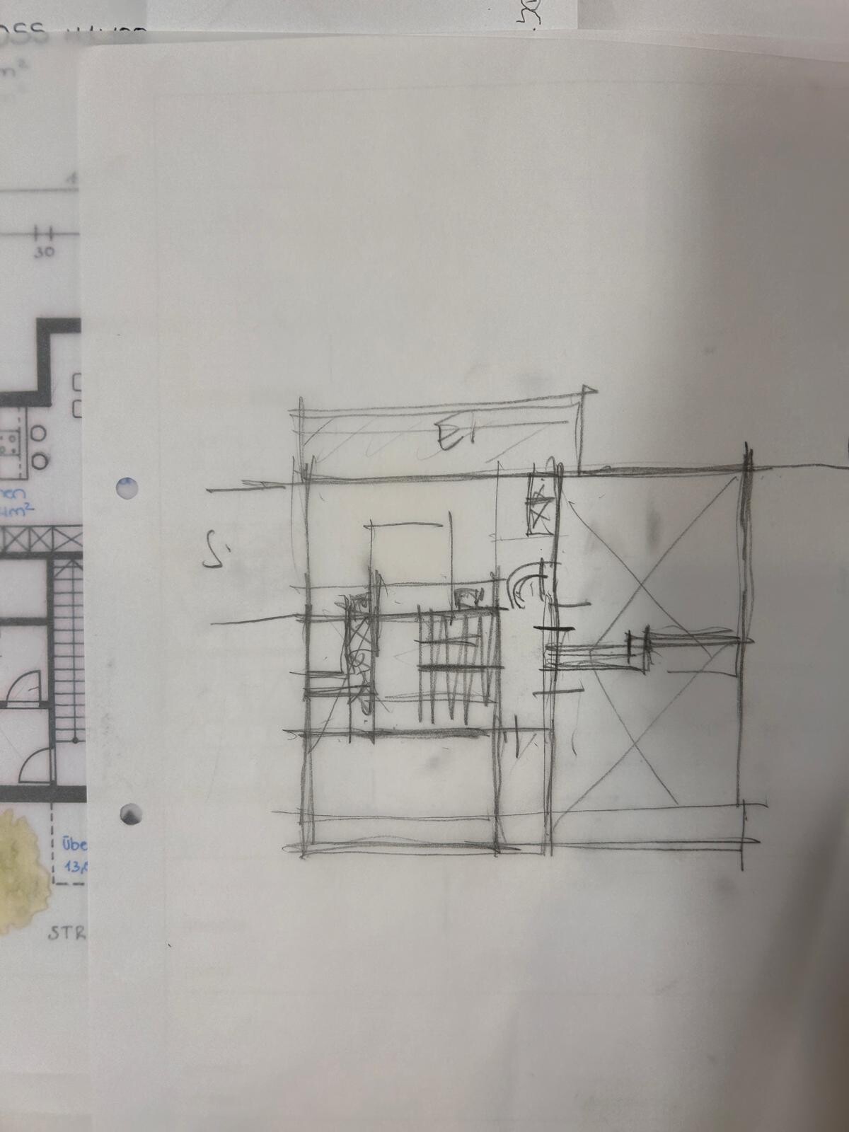 Skizze eines Grundrisses mit Wänden, Türen und Treppe, Bauplan-Handzeichnung.