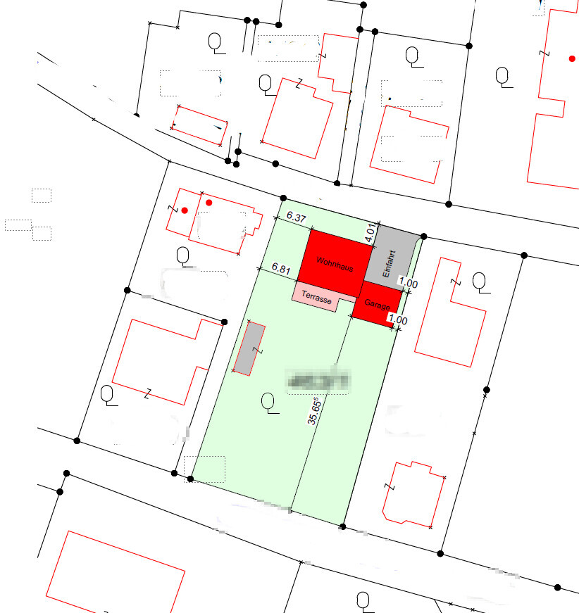 Lageplan eines Grundstücks mit Wohnhaus, Terrasse, Garage und Einfahrt auf grünem Garten.