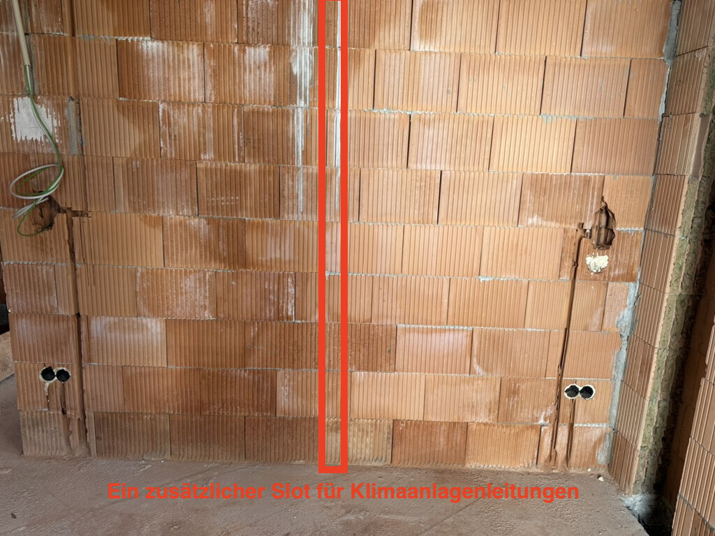 Vertical recess in a brick wall as a slot for air conditioning pipes, marked.