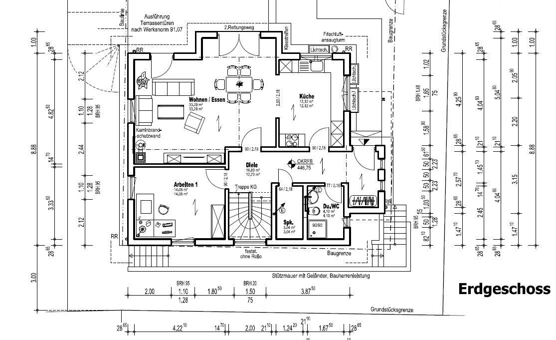 Grundriss des Erdgeschosses mit Wohnen, Küche, Essbereich, Bad und Treppe.