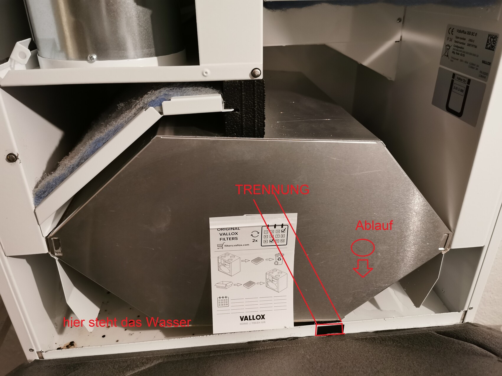 Metallic ventilation system with separation, drain, and water accumulation at the bottom.