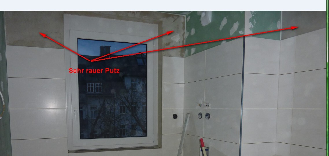 Badezimmer im Bau mit hellen Wandfliesen und rohem Putz an der Decke