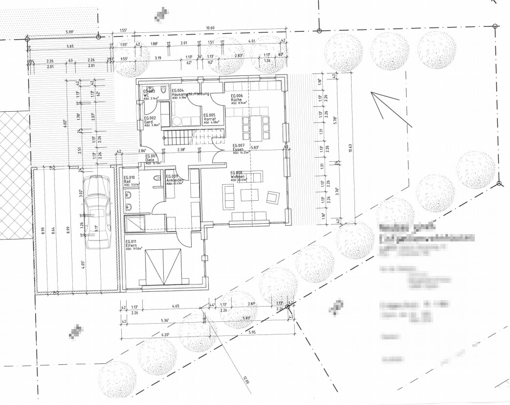 Grundriss eines Wohnhauses mit Küche, Wohnzimmer, Bad und Garage.