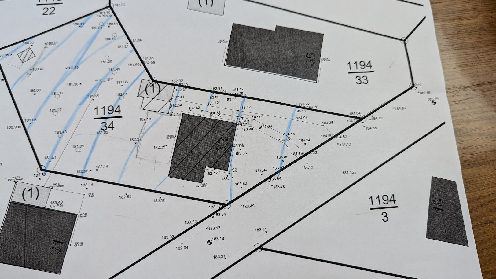 Site plan of a building plot with property boundaries, building footprints, and coordinates.