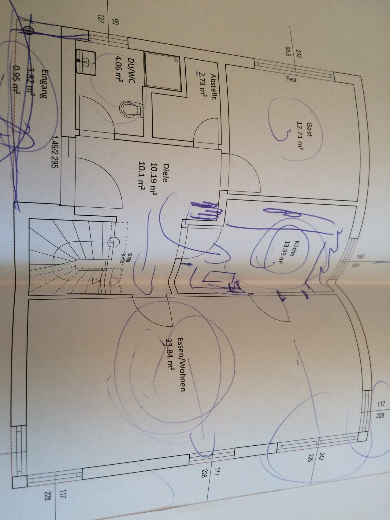 2D floor plan of a house with hallway, kitchen, dining room, living room, and guest room