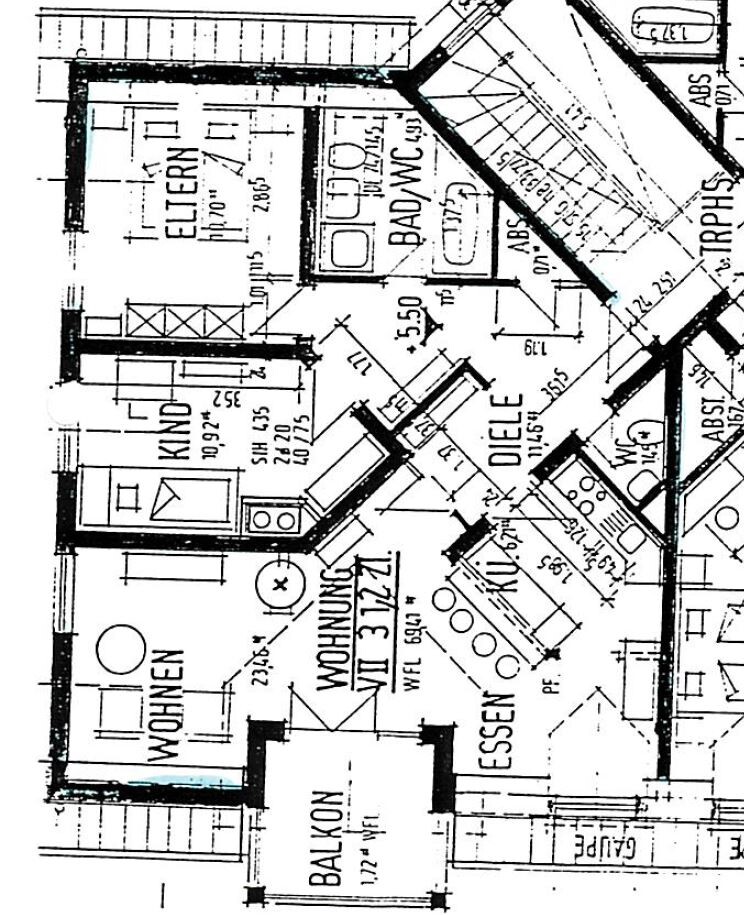 Grundriss einer Wohnung mit Wohnzimmer, Essbereich, Küche, Diele, Bad und Balkon.