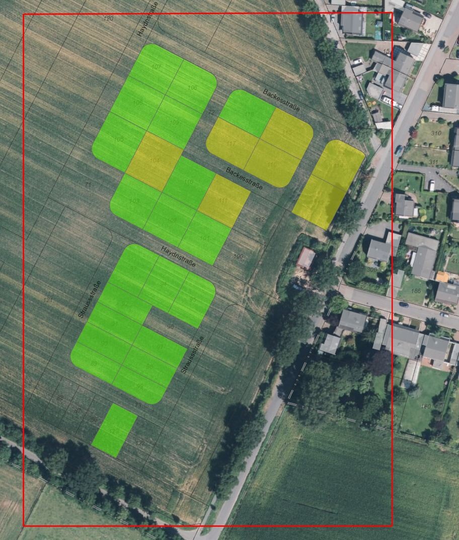 Aerial photo: Green and yellow plots marked in fields next to residential houses.