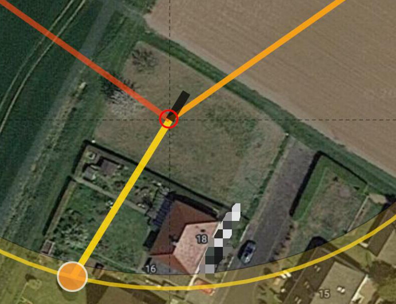 Satellitenbild eines Grundstücks mit gelben und orangen Linien; roter Kreis markiert die Kreuzung.