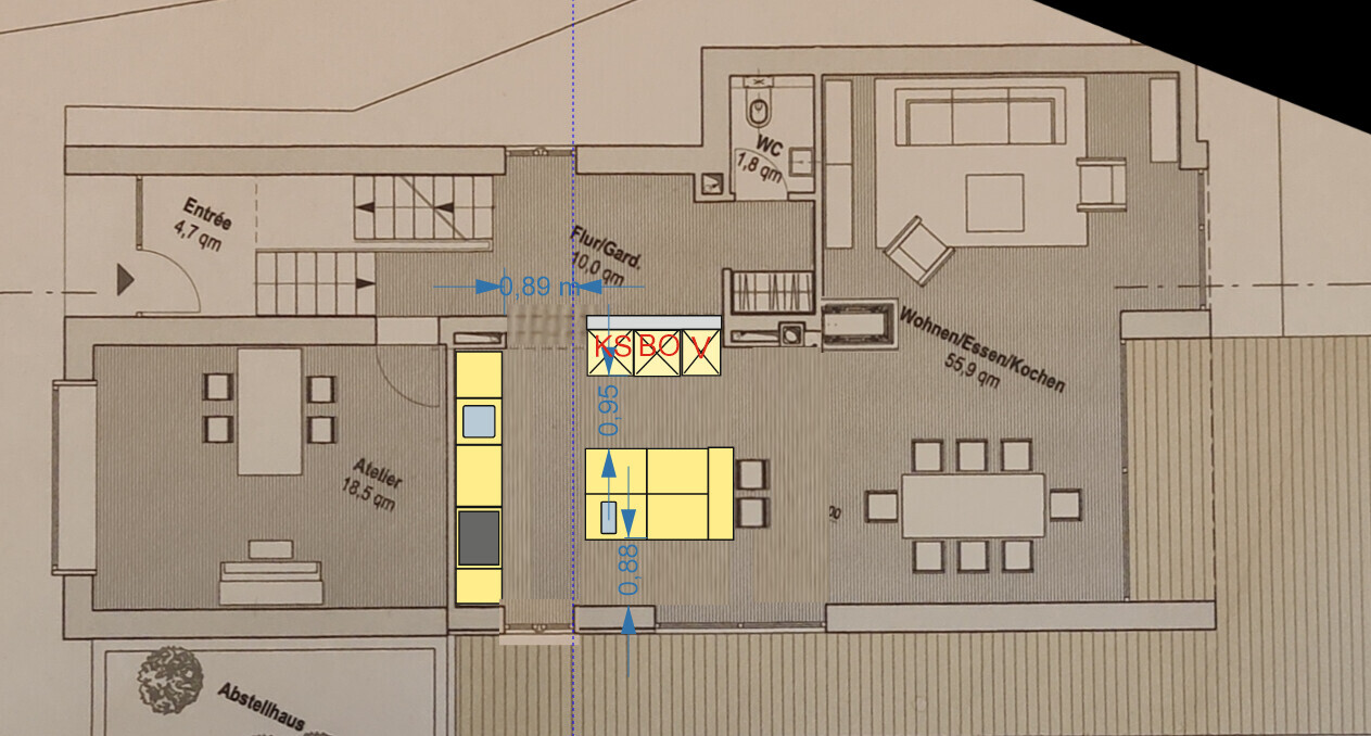 Floor plan of a house: Entrance area, studio, open living/dining area with kitchen and island.