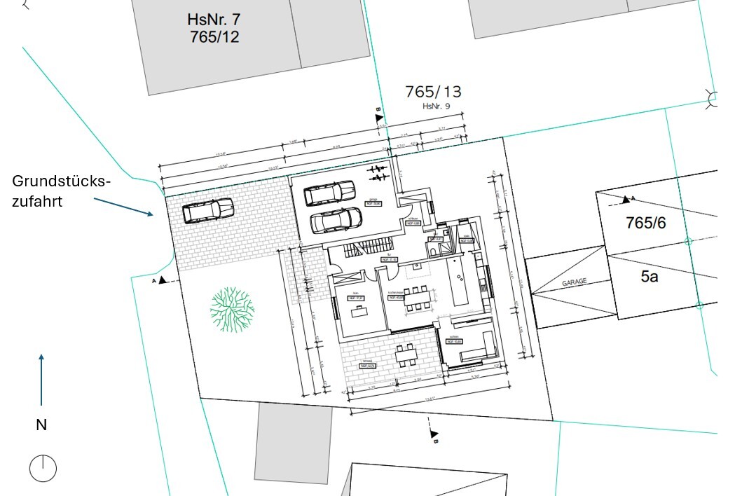 Site plan: house floor plan with driveway, two parking spaces, garden, and north orientation.