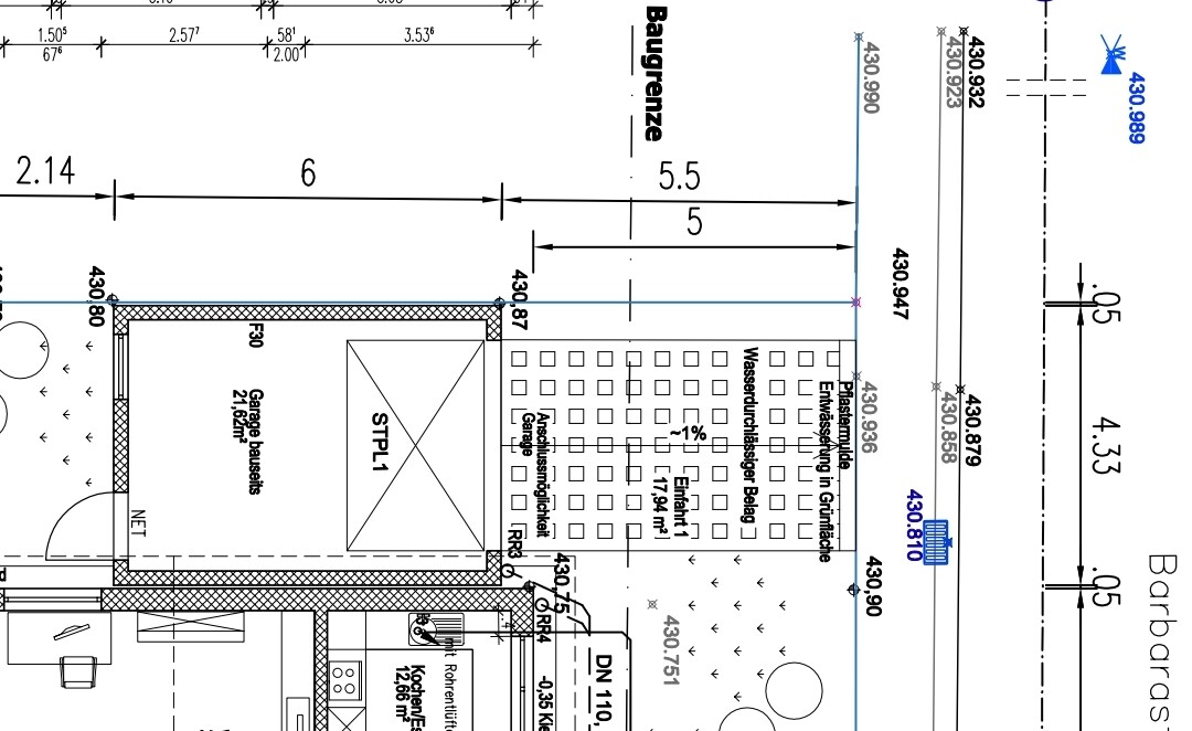 Grundriss eines Bauplans mit Garage, Stellplatz und Parkplatzbereich, inklusive Maßlinien.
