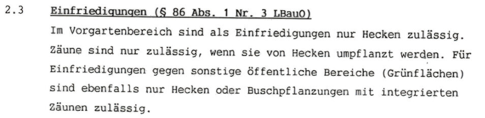Gesetzestext zu Einfriedigungen: Nur Hecken im Vorgarten; Zäune nur mit Hecken, gegenüber Grünflächen
