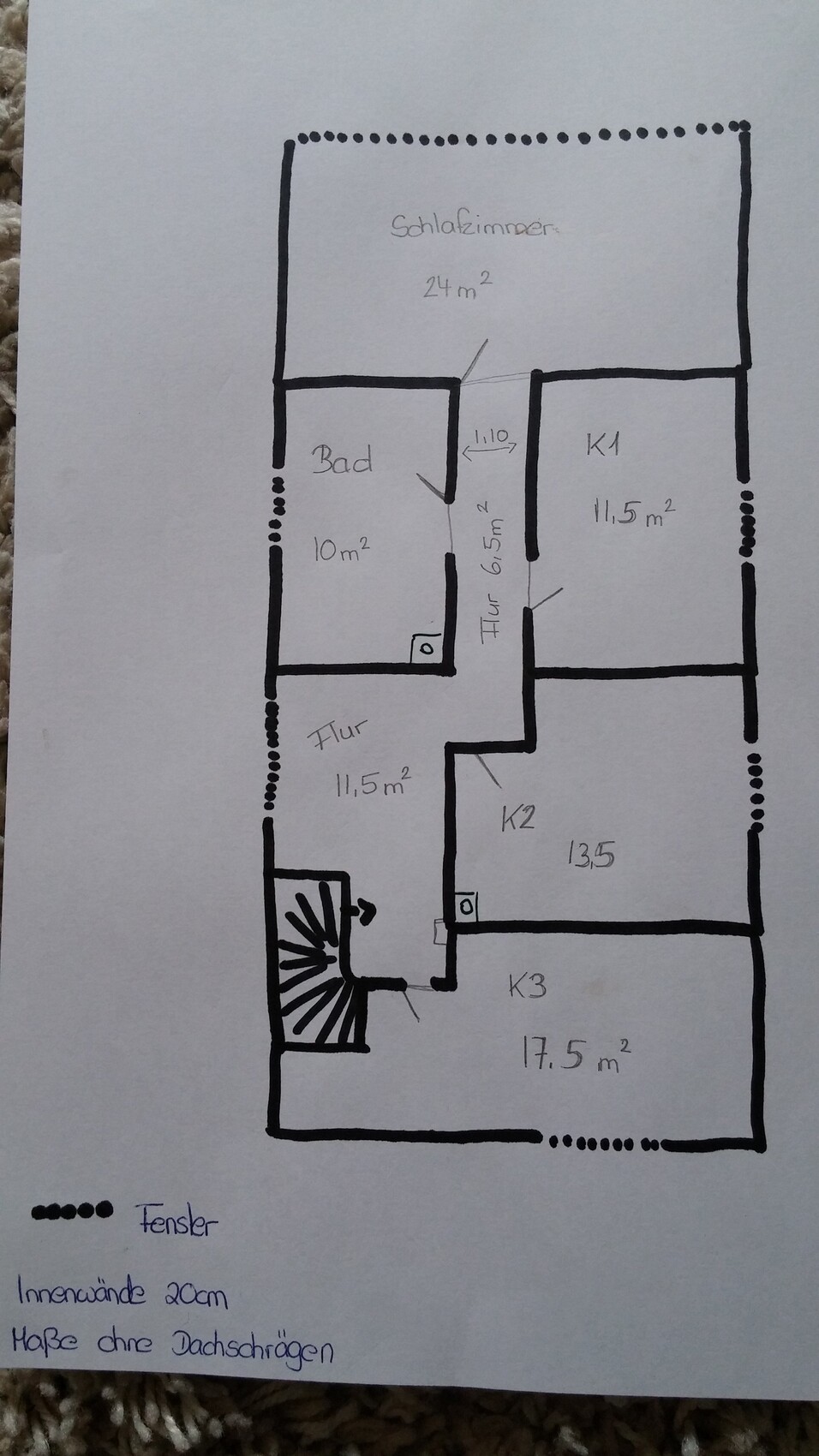 Zweidimensionaler Grundriss eines Hauses mit Schlafzimmer, Bad, Küche und Flur