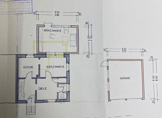 2D-Grundriss eines Hauses mit Küche, Esszimmer, Wohnzimmer, Diele, WC und Garage.