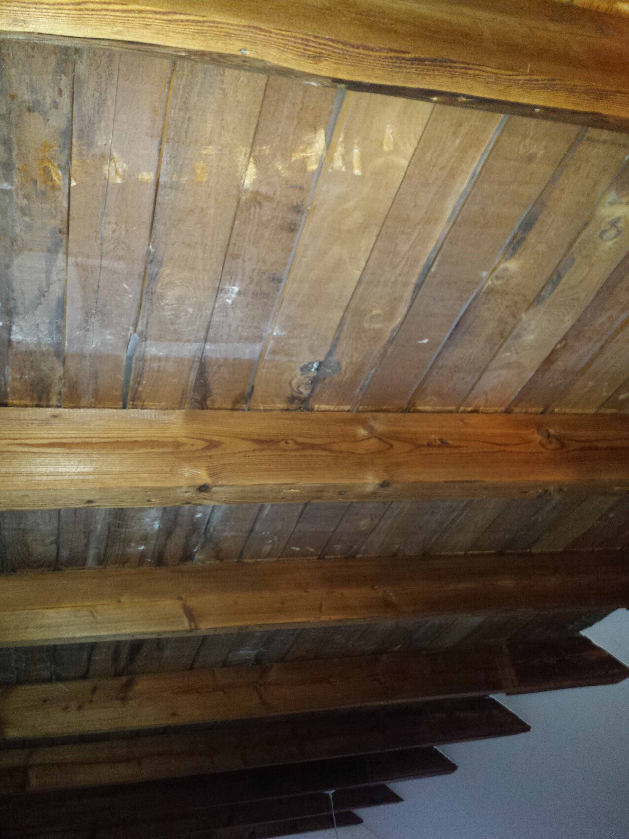 Sichtbare Holzbalken und Dachstuhl im Dachboden, unbehandeltes Holz