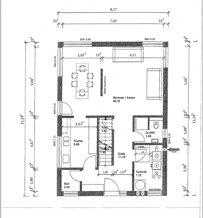 Grundrissplan eines Hauses mit Küche, Essbereich, Wohnzimmer und Bad