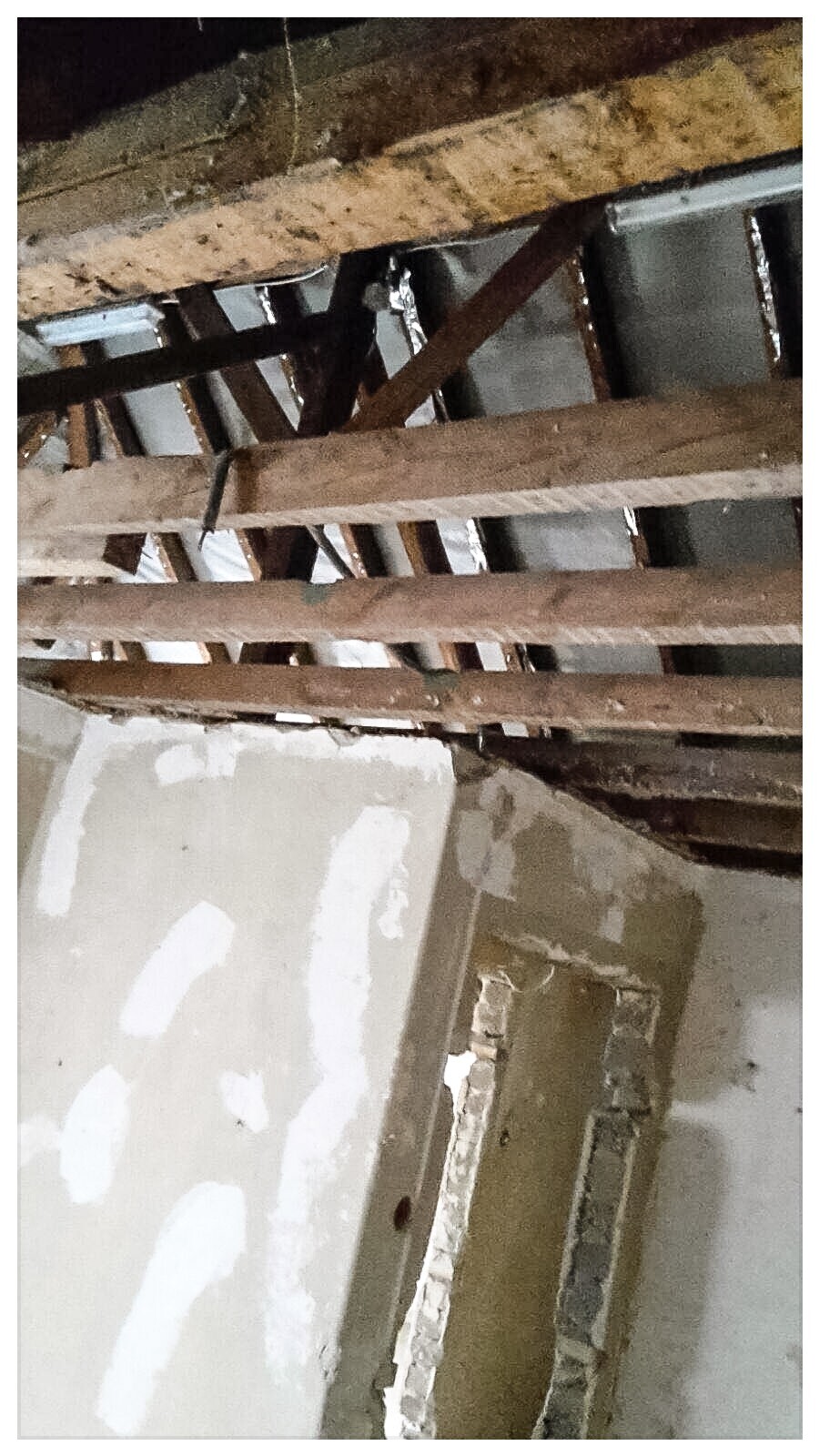 Dachstuhl aus Holzbalken im Bauzustand, sichtbare Dachkonstruktion im Dachboden