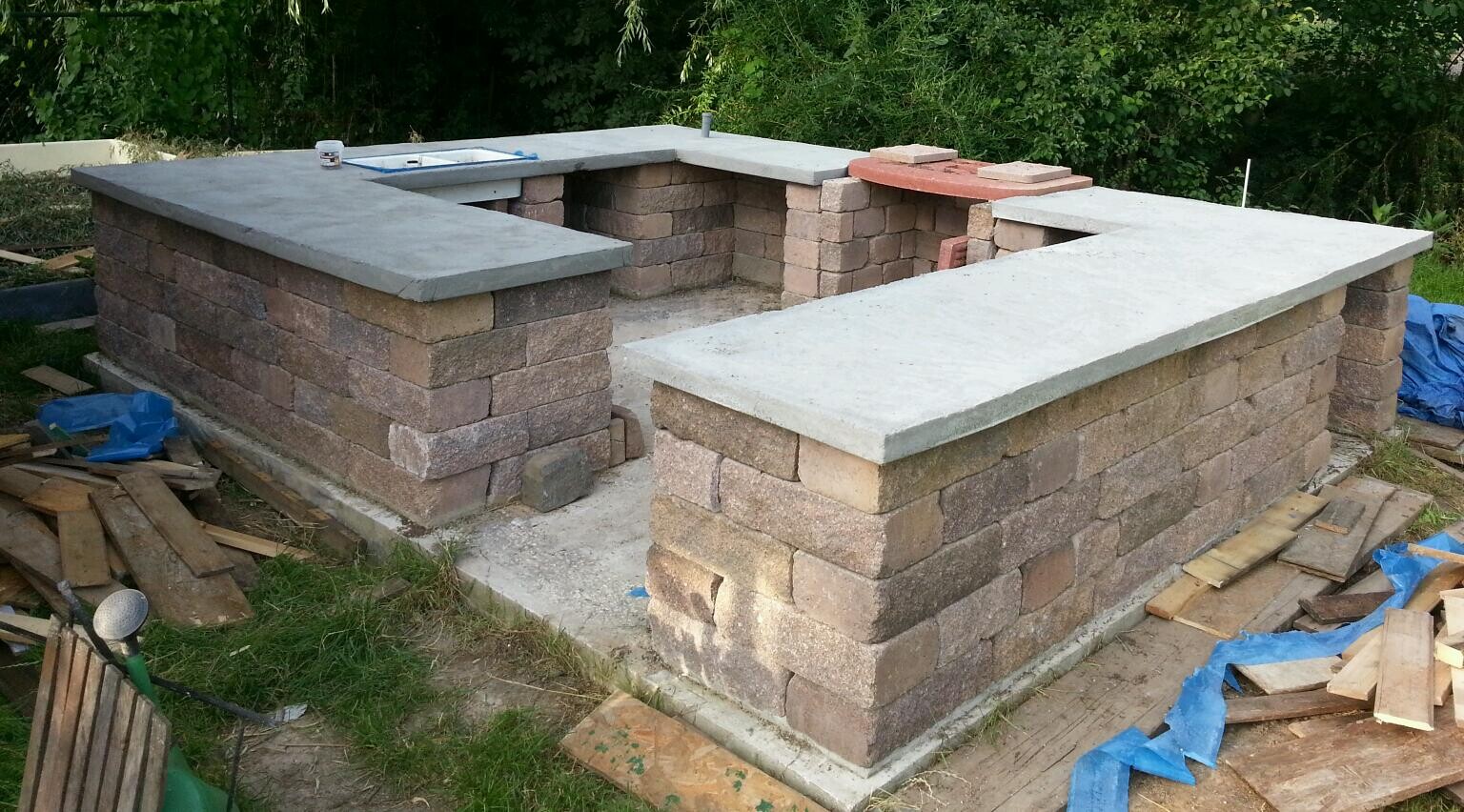 Außenbereich: Steinblockfundament mit Betonplatten, Bauarbeiten im Garten
